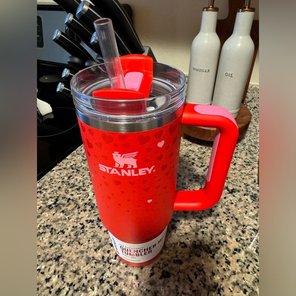 Stanley Limited Edition Valentine’s Day 30oz Ruby Hearts Tumbler - Picture 2 of 5